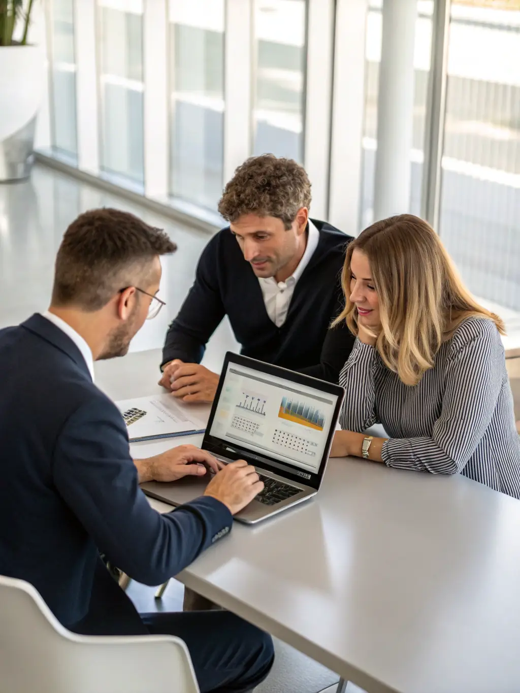 Obrazek przedstawiający spotkanie zespołu konsultantów z klientem nad planem strategicznym, omawiających długoterminowe cele.